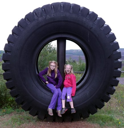 Rosa and Anna in the tire