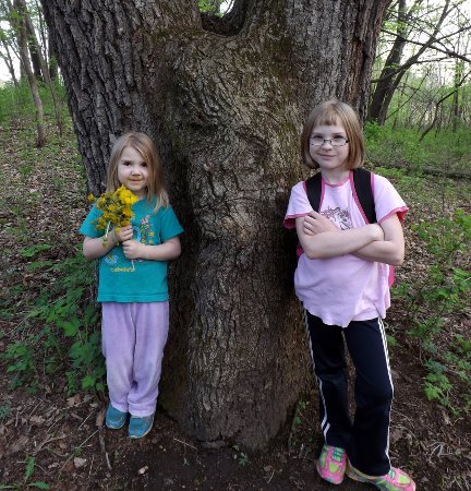 Ella and Anna with the tree face